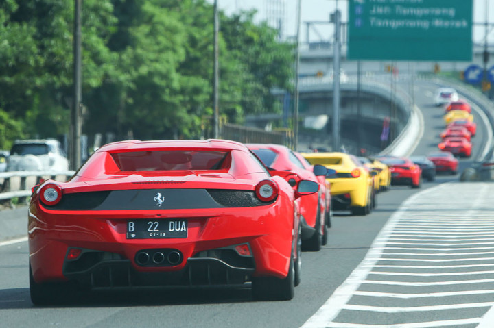 Mereka memulai konvoi dengan rute melalui tol Dalam Kota dan keluar di pintu Alam Sutera.