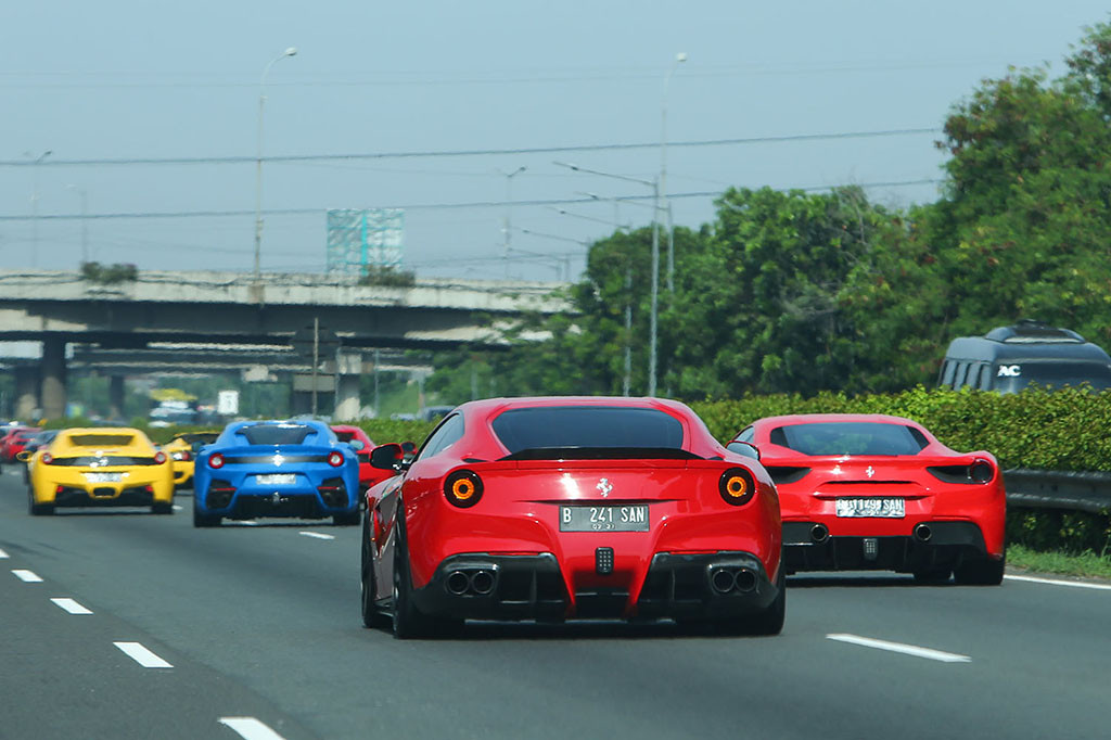 Tercatat 20 mobil Ferrari pagi itu menuju kampus yang berada di barat Jakarta.