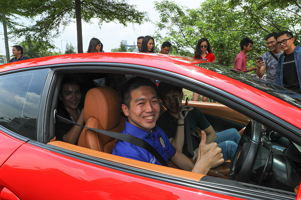 Usai kuliah umum, sebanyak 12 mahasiswa yang beruntung mendapatkan kesempatan taxi ride dengan Ferrari
