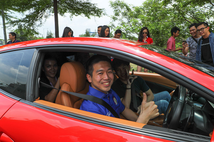 Usai kuliah umum, sebanyak 12 mahasiswa yang beruntung mendapatkan kesempatan taxi ride dengan Ferrari