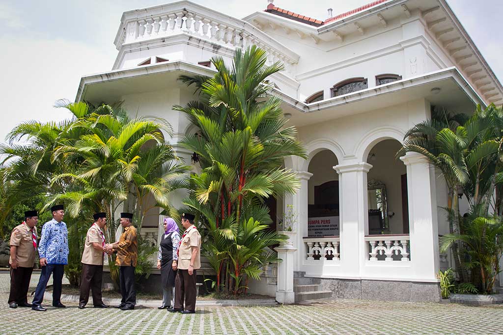Ketua KPK Agus Rahardjo (ketiga kanan) berjabat tangan dengan Wali Kota Solo FX Hadi Rudyatmo didampingi sejumlah pejabat setempat seusai acara serah terima barang sitaan KPK milik terpidana kasus korupsi Simulator SIM Djoko Susilo, di Sondakan, Laweyan, Solo, Jawa Tengah, Selasa (17/10/2017). ANTARA/Mohammad Ayudha