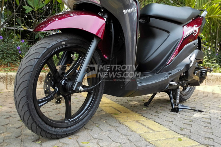 Salah satu andalan dari Mio S adalah penggunaan ban tubless dengan tapak lebar. Ukuran ban depan 80/80-14 dan belakang 100/70-14.
