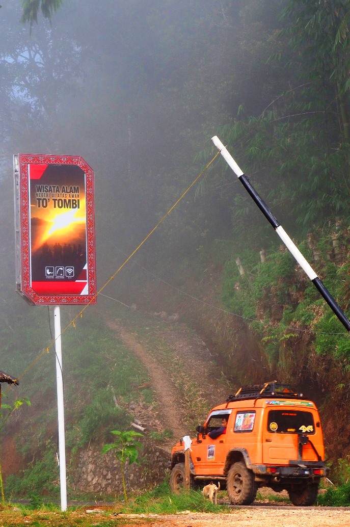 Jalur menuju To Tombi menanjak terjal. Bagi wisatawan yang tidak membawa kendaraan sesuai, warga sekitar menyediakan jasa ojek. 