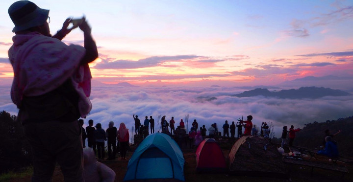 Puncak atraksi keindahan alam berupa detik-detik terbitnya matahari hanya terjadi beberapa menit. Pengunjung harus tiba dini hari, atau berkemah sejak malam sebelumnya.  