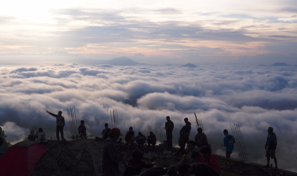 Desa To Tombi, Lolai, Toraja Utara, berada di ketinggian 1300 di atas permukaan laut. Sepanjang hari desa ini selalu diselimuti kabut. 
