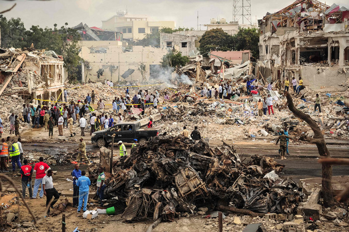 Dua ledakan bom truk yang mengguncang perempatan sibuk di jalanan ibu kota Mogadishu pada Sabtu (14/10/2017) waktu setempat, menghancurkan kota tersebut. Ledakan bom ini disebut sebagai serangan teror terburuk di Somalia.