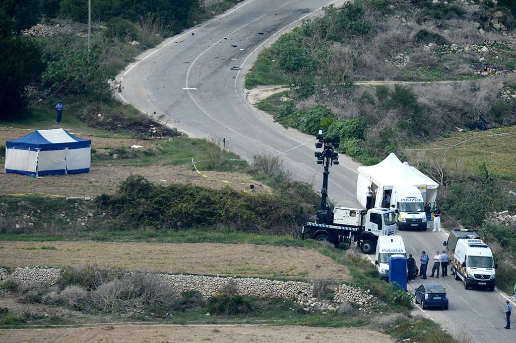 Penduduk setempat mengatakan bahwa Caruana Galizia baru saja meninggalkan rumahnya dan berada di sebuah jalan dekat desa Bidnija di utara Malta saat bom tersebut meledak, dan membuat mobil hancur sementara tubuhnya melayang ke lapangan yang berdekatan.