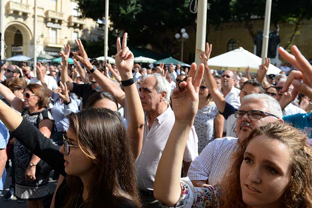 Warga berunjuk rasa di luar sebuah pengadilan di Valletta, Selasa (17/10/2017), menuntut keadilan setelah pembunuhan terhadap Caruana Galizia. Anak almarhumah menuduh PM Joseph Muscat terlibat dalam kematian ibunya.