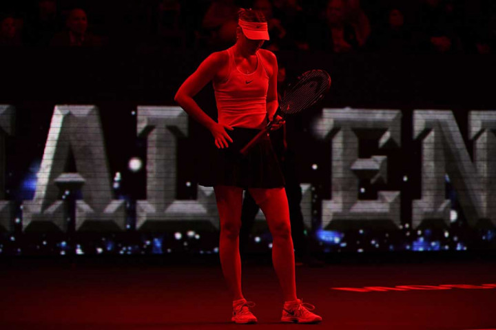 Juara lima kali Grand Slam Maria Sharapova tersingkir di babak pertama Piala Kremlin di Moskow, setelah kalah dua set langsung dari petenis Slovakia Magdalena Rybarikova.