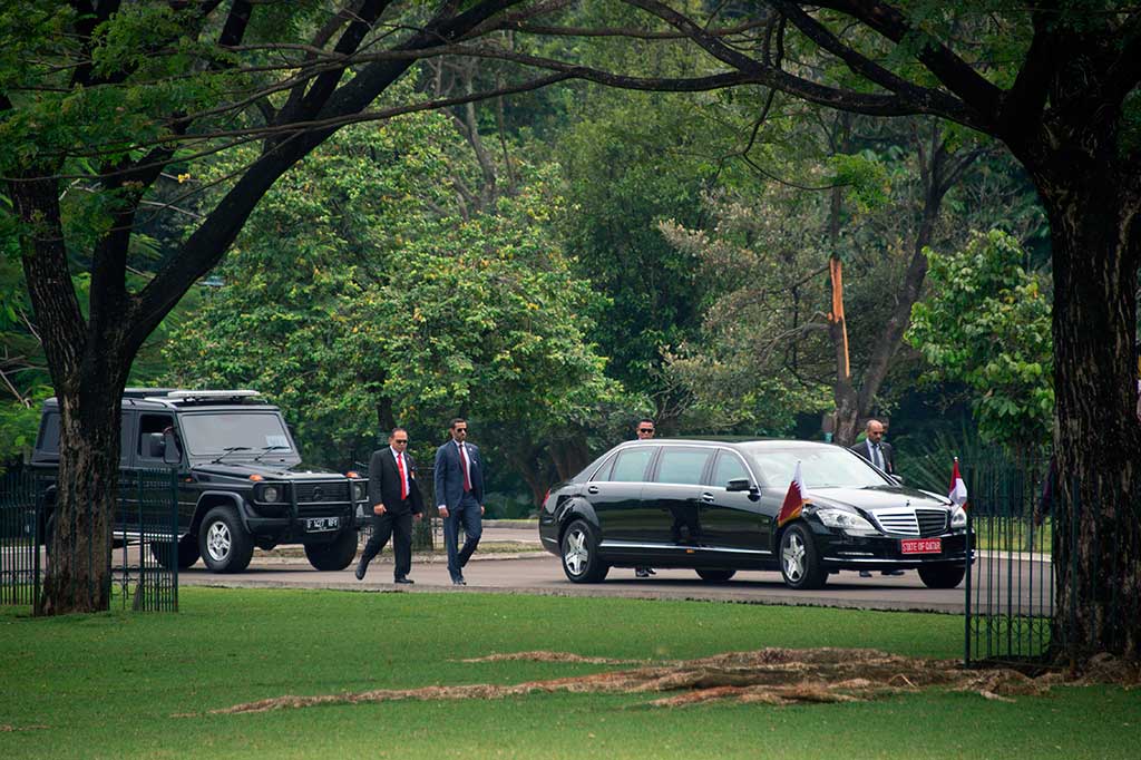 Rombongan kendaraan Sheikh Tamim memasuki halaman Istana Bogor sekitar pukul 10.30 WIB. Kendaraan VIP tamu kenegaraan yang ditumpangi Syekh Tamim berpelat merah serta bertuliskan 