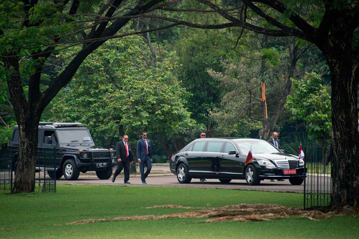 Rombongan kendaraan Sheikh Tamim memasuki halaman Istana Bogor sekitar pukul 10.30 WIB. Kendaraan VIP tamu kenegaraan yang ditumpangi Syekh Tamim berpelat merah serta bertuliskan 