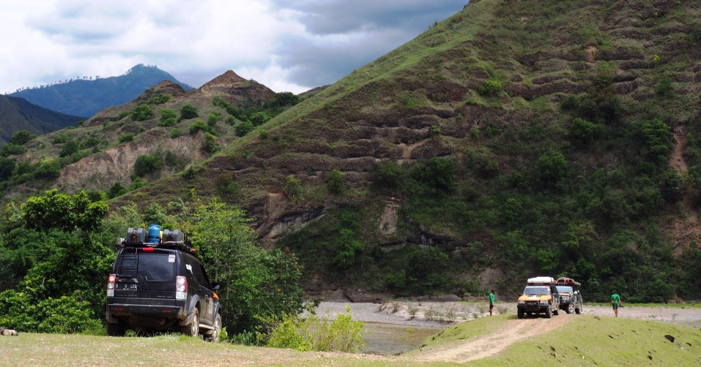 Lembah Ollon berada di selatan Toraja, sekitar 40-an kilometer dari Makale. Walau jaraknya tidak terlalu jauh, perjalanan ke Ollon butuh waktu lama karena jalurnya yang berat. 