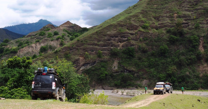 Lembah Ollon berada di selatan Toraja, sekitar 40-an kilometer dari Makale. Walau jaraknya tidak terlalu jauh, perjalanan ke Ollon butuh waktu lama karena jalurnya yang berat. 