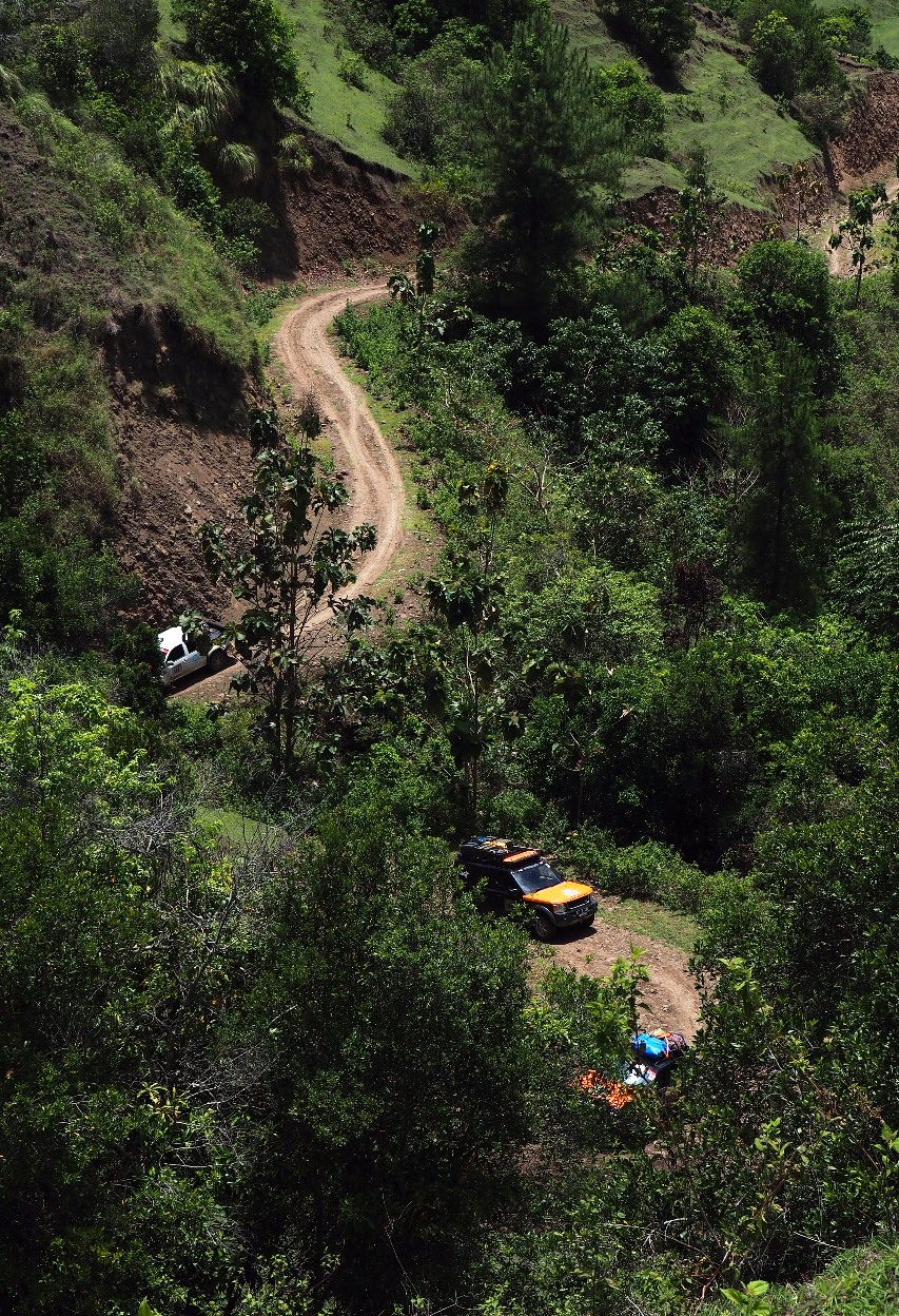 Ollon yang berada di balik perbukitan, hanya bisa ditemupuh melalui jalur menanjak berkelok-kelok yang curam. Gunakan mobil berpenggerak 4x4 atau sepada motor trail untuk melaluinya.