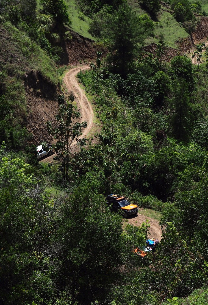 Ollon yang berada di balik perbukitan, hanya bisa ditemupuh melalui jalur menanjak berkelok-kelok yang curam. Gunakan mobil berpenggerak 4x4 atau sepada motor trail untuk melaluinya.