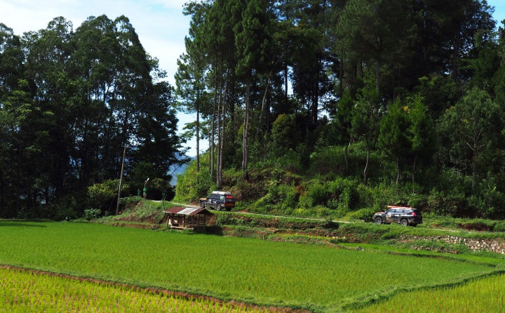 Perjalanan panjang menuju Ollon berhias pemandangan alam dan persawahan yang sangat indah. Udaranya pun sangat sejuk dan segar. 