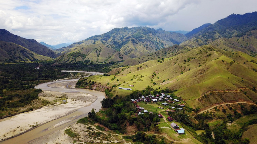 Sungai Mepajang membelah lembah Ollon yang dikelilingi deretan perbukitan berkontur unik. Sungai yang sumbernya berada di perbukitan ini, muaranya di Sungai Saddang.  