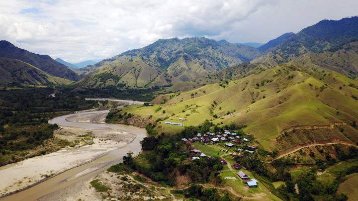 Sungai Mepajang membelah lembah Ollon yang dikelilingi deretan perbukitan berkontur unik. Sungai yang sumbernya berada di perbukitan ini, muaranya di Sungai Saddang.  