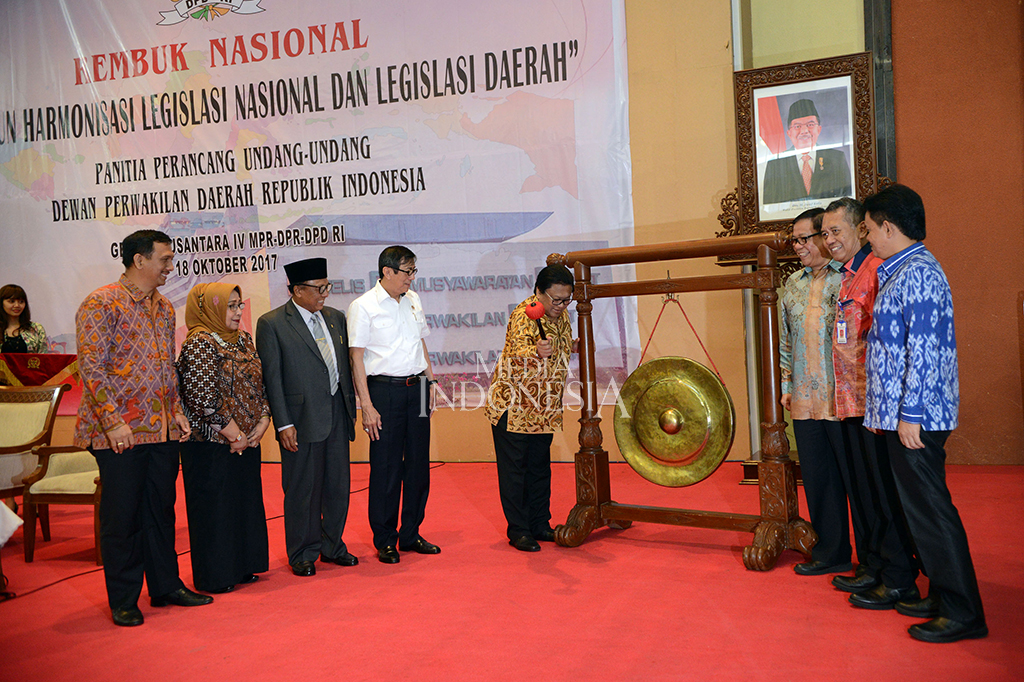Ketua Dewan Perwakilan Daerah (DPD) Oesman Sapta didampingi Menteri Hukum dan Hak Asasi Manusia (Menkumham) Yasonna Laoly membuka Rembuk Nasional di Gedung Nusantara IV, Kompleks Parlemen Senayan, Jakarta.