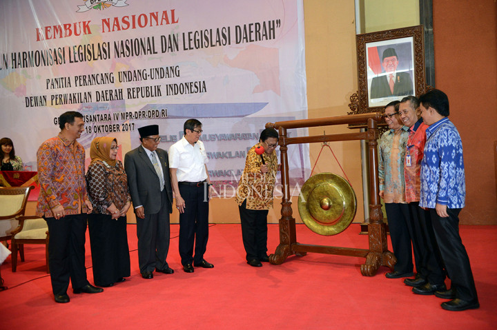 Ketua Dewan Perwakilan Daerah (DPD) Oesman Sapta didampingi Menteri Hukum dan Hak Asasi Manusia (Menkumham) Yasonna Laoly membuka Rembuk Nasional di Gedung Nusantara IV, Kompleks Parlemen Senayan, Jakarta.
