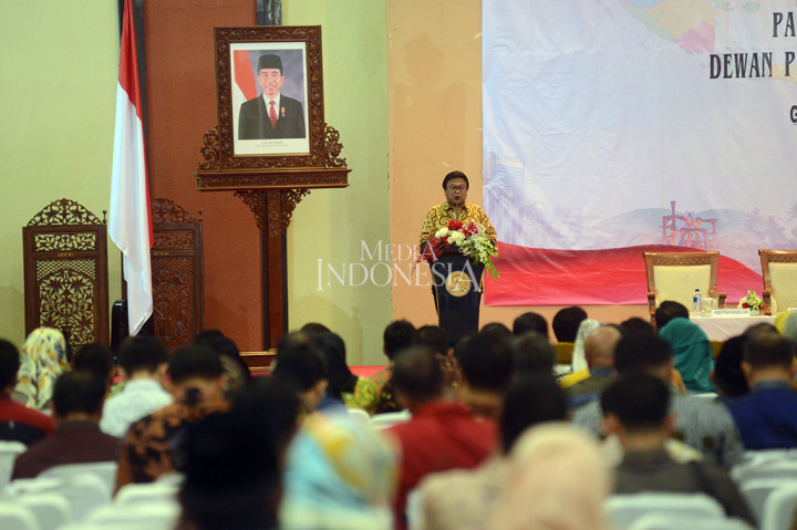 Ketua Dewan Perwakilan Daerah (DPD) RI Oesman Sapta memberikan sambutan saat acara Rembuk Nasional di
Gedung Nusantara IV, Kompleks Parlemen Senayan, Jakarta.