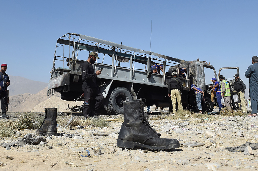 Menteri Dalam Negeri Provinsi Baluchistan Sarfraz Bugti mengatakan truk tersebut sedang mengangkut para polisi yang akan diturunkan di pos-pos mereka, ketika pengebom bunuh diri menabrakkan mobilnya ke truk.