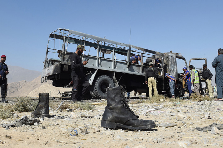 Menteri Dalam Negeri Provinsi Baluchistan Sarfraz Bugti mengatakan truk tersebut sedang mengangkut para polisi yang akan diturunkan di pos-pos mereka, ketika pengebom bunuh diri menabrakkan mobilnya ke truk.