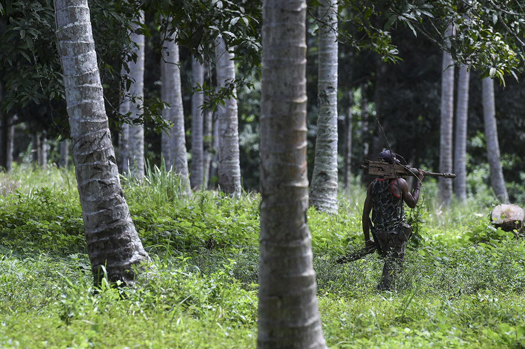 Pria kelahiran 20 April 1980 itu sejak kecil bersama kakeknya telah mencari dan mengumpulkan peninggalan-peninggalan perang dengan alat-alat seadanya untuk disimpan dan dilestarikan.