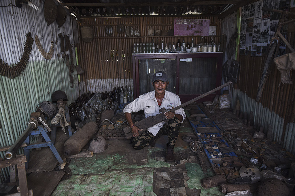 Di tengah maraknya kegiatan warga yang berdampak hilangnya bukti-bukti sejarah Perang Dunia ke-II itu terdapat seorang pria bernama Muhlis Eso yang berusaha untuk menjaga sisa-sisa peninggalan perang untuk dilestarikan. 