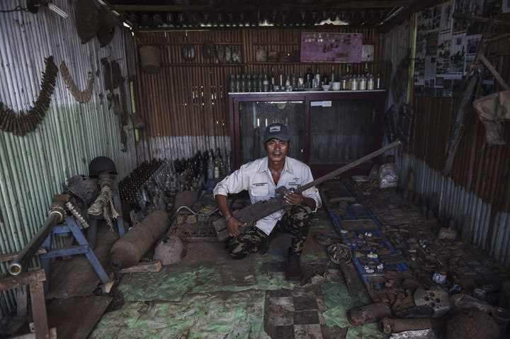 Di tengah maraknya kegiatan warga yang berdampak hilangnya bukti-bukti sejarah Perang Dunia ke-II itu terdapat seorang pria bernama Muhlis Eso yang berusaha untuk menjaga sisa-sisa peninggalan perang untuk dilestarikan. 