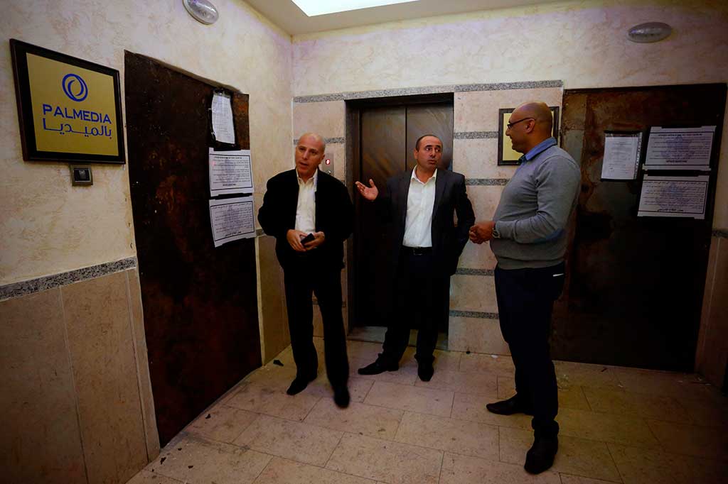 Pejabat Israel mengatakan penggerebekan tersebut menargetkan perusahaan yang memberikan layanan ke stasiun televisi Hamas. Perusahaan tersebut akan ditutup selama enam bulan ke depan.