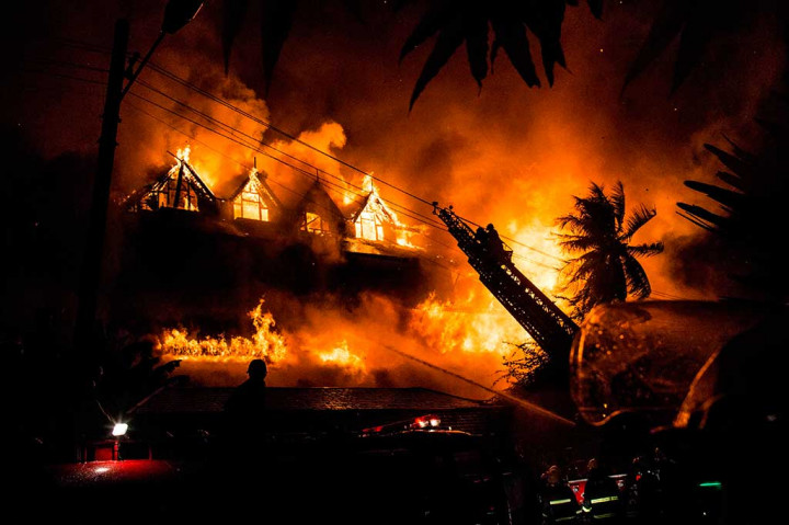 Petugas pemadam kebakaran berjibaku memadamkan api yang melalap bangunan Hotel Kandawgyi Palace di Yangon, Myanmar, Kamis (19/10/2017). 