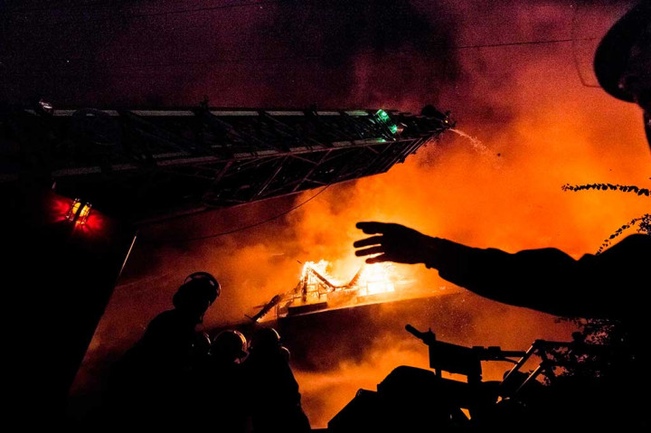 Hotel mewah berbahan kayu jati yang sering dikunjungi orang asing tersebut mengalami kebakaran pada dini hari sekitar pukul 03.00 waktu setempat. 