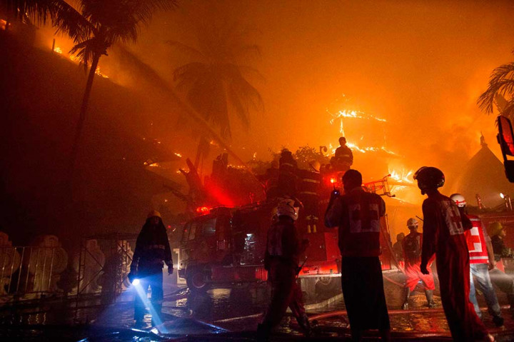 Kebakaran diduga akibat hubungan arus pendek listrik. Meledaknya tabung gas juga mempercepat menyebaran api.