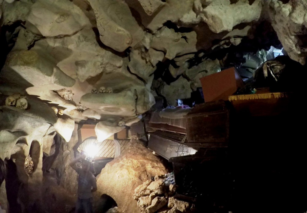 Goa alam sepanjang sekitar satu kilometer yang dijadikan makam, cukup luas sehingga mudah dijelajahi. Peti jenazah di susun di sepanjang dinding goa.  