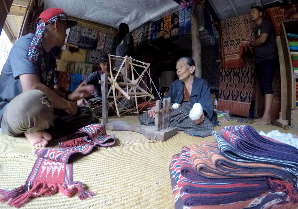 Kain tenun Toraja merupakan cendera mata wajib. Bila harga dirasa tinggi, itu karena kain ditenun dan benangnya dipintal secara manual oleh warga