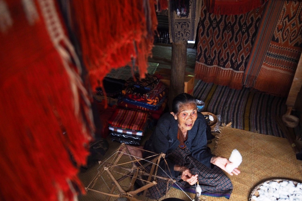 Perajin kain adat Toraja sebagian besar sudah lanjut usia. Harus ada regenerasi agar warisan budaya ini tidak punah. 