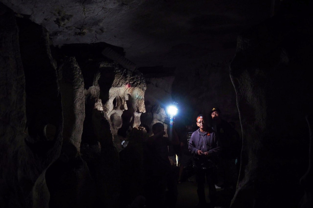 Bila tak membawa alat penerangan, wisatawan bisa menyewa petromax ke warga sekitar. Walau goa ini adalah makam tua yang masih dipakai hingga sekarang, tapi tidak tercium bau mayat.  