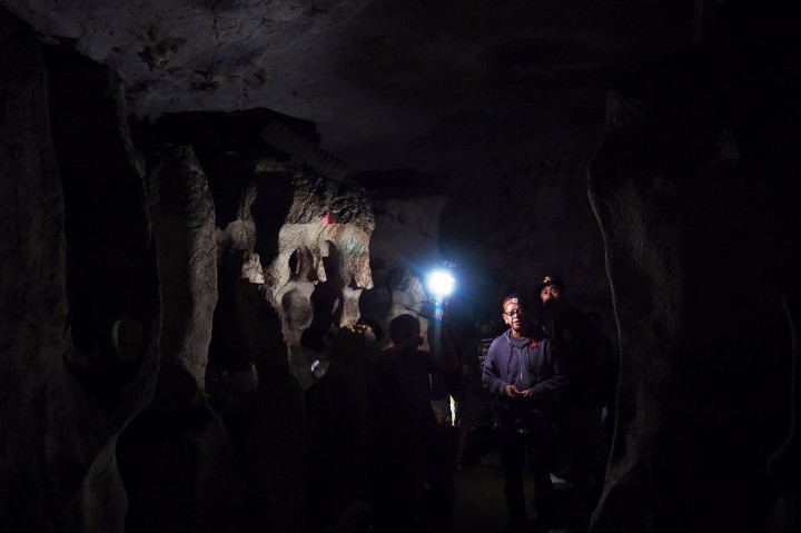 Bila tak membawa alat penerangan, wisatawan bisa menyewa petromax ke warga sekitar. Walau goa ini adalah makam tua yang masih dipakai hingga sekarang, tapi tidak tercium bau mayat.  