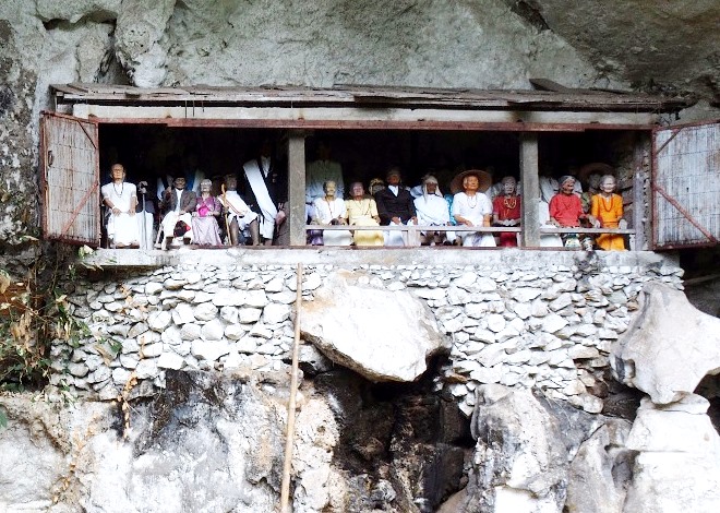 Tau-tau selalu menampilkan sosok orang tua atau dewasa. Ini karena jenazah balita dan bayi tidak dimakamkan di goa bukit, melainkan didalam batang pohon taraa' yang tinggi.. 