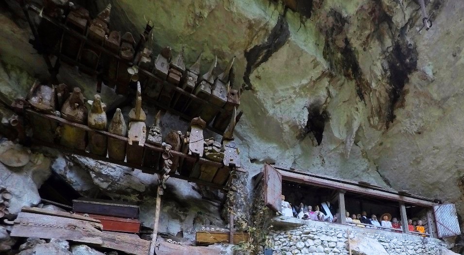 Di bagian dasar tebing terdapat peti-peti jenazah warga yang digantung untuk mencegah pencurian makam. Di sampingnya adalah deretan Tau-tau (boneka kayu) yang dibuat serupa sosok terakhir almarhum/almarhumah. 
