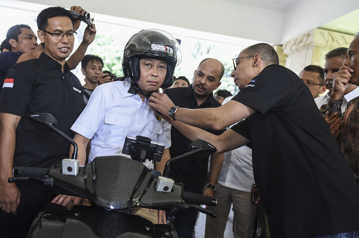 Menteri ESDM Ignasius Jonan melakukan uji coba motor listrik Gesits yang digagas oleh Garansindo Group bersama lnstitut Teknologi Sepuluh Nopember (ITS).