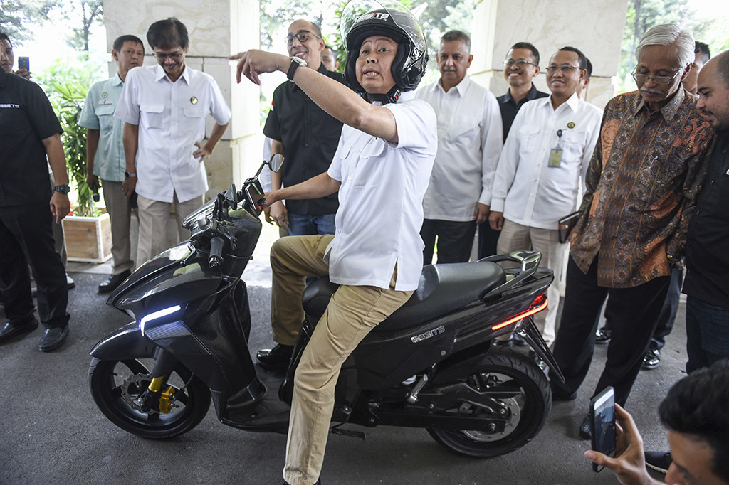 Menteri Jonan tampak mengelilingi halaman hingga empat kali. 