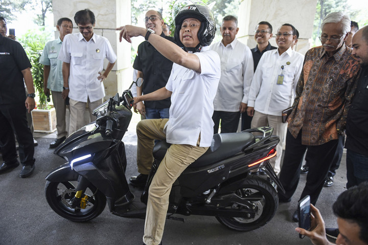 Menteri Jonan tampak mengelilingi halaman hingga empat kali. 