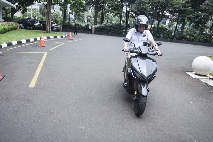 Kementerian ESDM menyarankan PT GESITS Technologies Indo (GTI) menjual harga motor listrik dengan harga yang bersaing. Dengan begitu, Jonan yakin penggunaan motor listrik akan booming beberapa tahun ke depan.