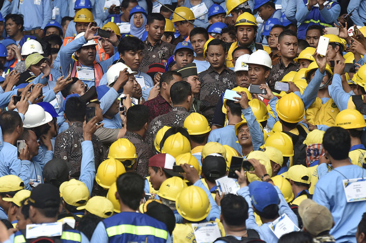 Presiden Jokowi meminta kepada tenaga kerja konstruksi untuk tidak merasa inferior atau minder dengan tenaga kerja asing. Menurut Jokowi, tenaga kerja asal Indonesia juga tak kalah berkualitas dibandingkan negara lain, apabila terus dilatih dengan baik. 