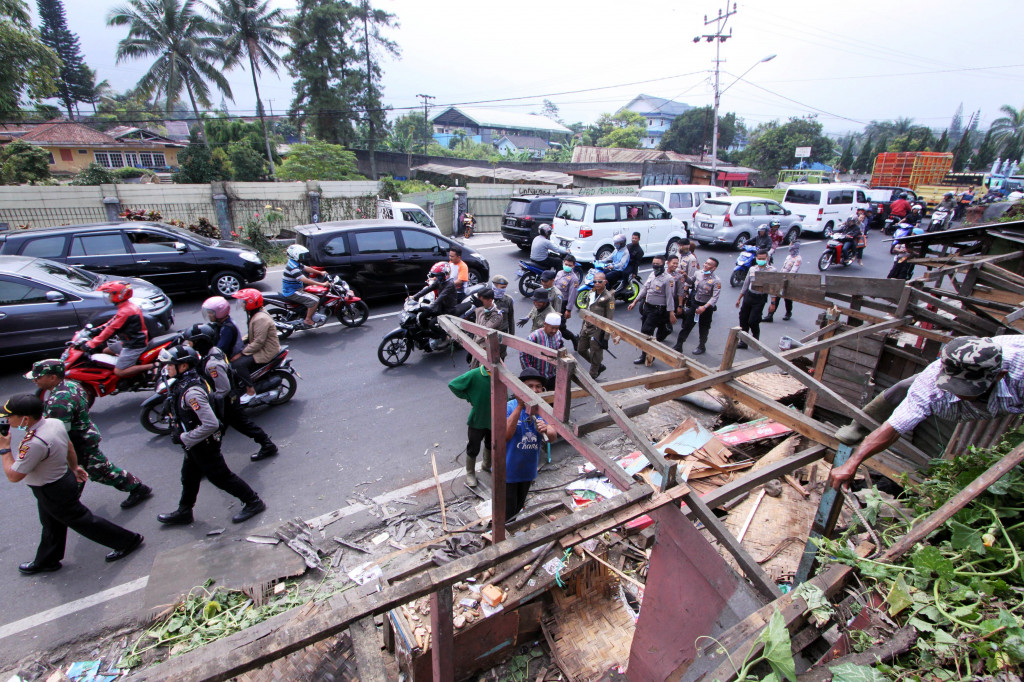 Bersamaan dengan proyek itu, dilakukan penertiban kios liar cenderamata yang di kiri dan kanan badan jalan. Deretan bangunan semi permanen tersebut dinilai andil menyebabkan kemacetan.  