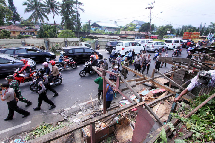 Bersamaan dengan proyek itu, dilakukan penertiban kios liar cenderamata yang di kiri dan kanan badan jalan. Deretan bangunan semi permanen tersebut dinilai andil menyebabkan kemacetan.  