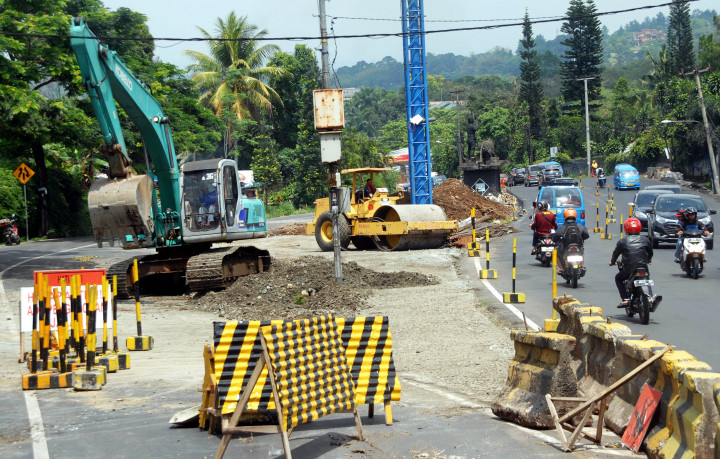 Badan jalan yang dilebarkan mulai dari Gadog hingga Puncak Pass. Kemacetan lalu lintas yang terjadi di jalur menanjak ini sering berbuntut kecelakaan.