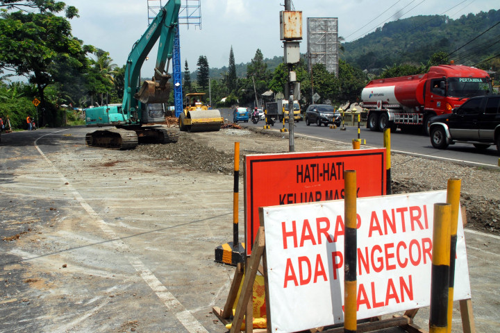 Pekerja menggoperasikan alat berat untuk memperlebar dan memperbaikiJalan Raya Puncak, Bogor, Jawa Barat, Kamis (19/10). Proyek ini diharapkan dapat mengurangi kemacetan dan kecelakaan. 